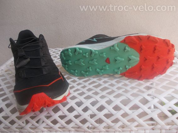 paire de chaussures trail salomon - 3