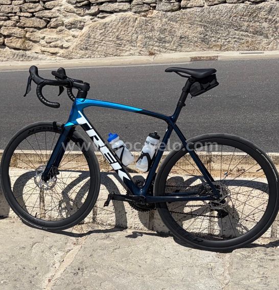 Trek Émonda SL5 Disc 2021 – T.56 – Bleu – 1500km – Roues Aeolus Pro 37 + roues origine – Shimano 105
