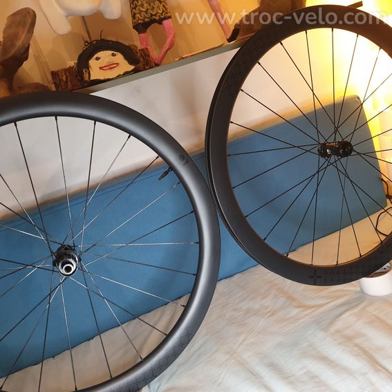 Neuves, disques offerts , moyeux céramiques Paire roues carbones 10PLUS SERIE E