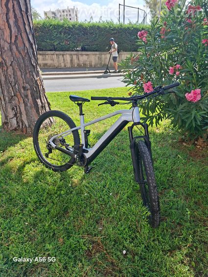 Je vend mon Velo vtt electrique taille xl de marque cube acheté ya 8 mois de magasin  - 2