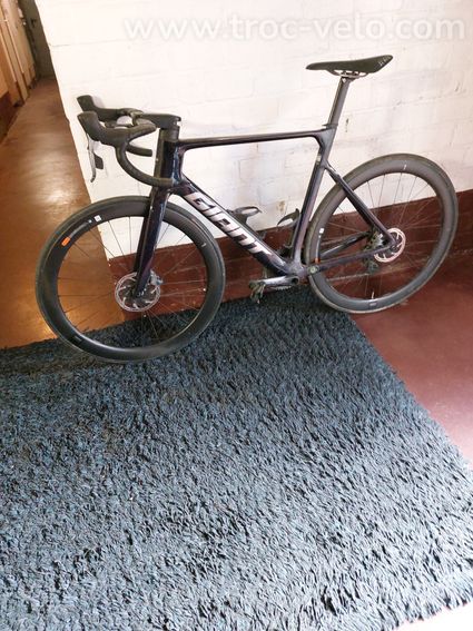 Vélo de course Giant 2024. Finaliste du vélo de l'année 2023.