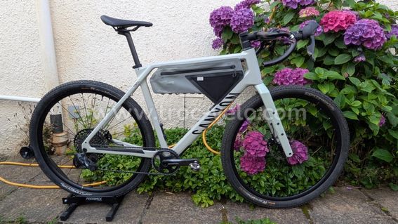 Vélo gravel carbone Canyon Grizl CF 7 2025 Sram AXS et roues Mavic + courses 2.2
