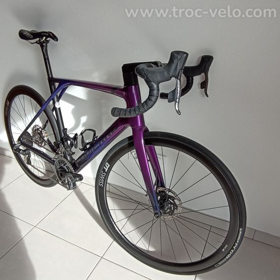 Lapierre Xelius haut de gamme ultra violet groupe, SRAM RED ETAP, roues DT SWISS PR 1400 SPLINE,