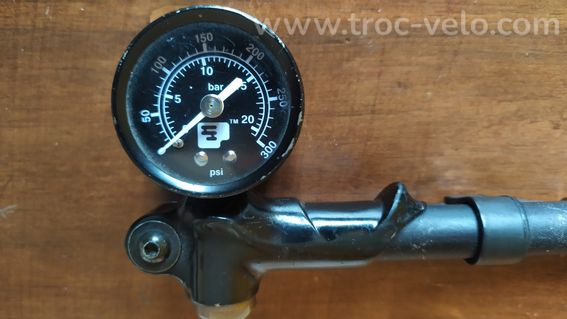 Pompe haute pression pour suspension vélo