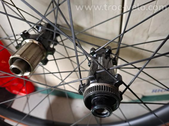 HUNT 33 Carbon Aero Disc Wheelset Black Spokes / Shimano/SRAM 8/9/10/11/12 Speed - 3
