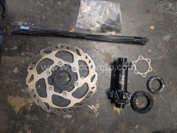 Moyeu arrière DT Swiss 350 + disque Shimano + rayons, vis et rondelles