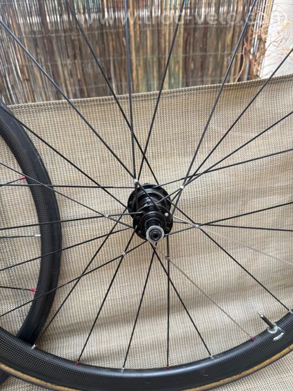Paire de roues carbone à boyaux – Artisanales – Freins à patins