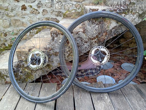 Roues carbones artisanales