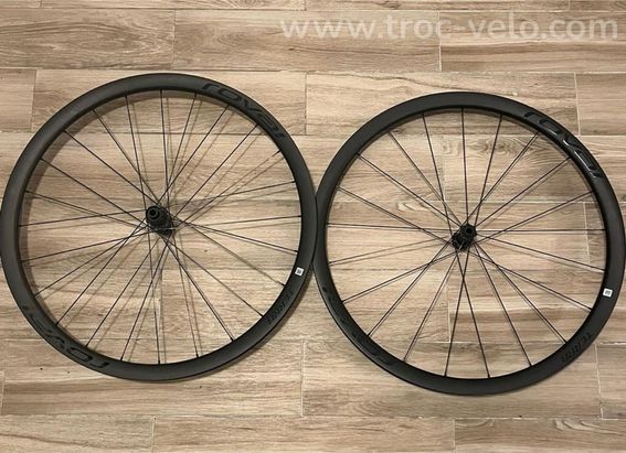 Roval Terra CLX II neuves accessoires inclus