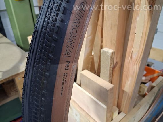 PNEU GRAVEL GIRONA PRO TUBELESS READY 700X42 / 0490433428 ou par mail dechampsjacques@hotmail.com