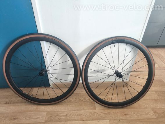 Paire de roues carbone Syncros Capital 1.0 35 mm + pneus Schwalbe One