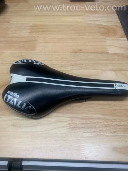 Selle rail ovale carbone marque italia