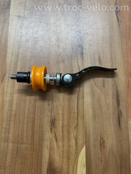 Outil de maintien de chaine. - 2