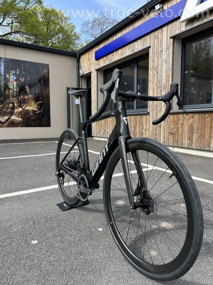 Giant Defy Advanced E+ Elite 1 2025 - 2