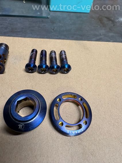 Vis Sram red e1 titane bleu brûler