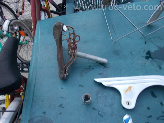  1 lot de pièces vélo de 1948 garde boue porte bagage peugeot - 7
