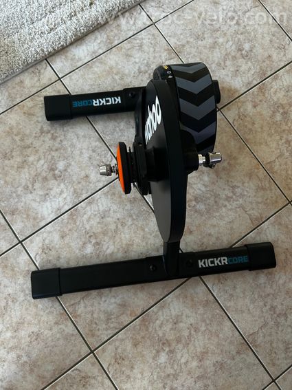 Home trainer Wahoo Kickr Core V2 + Zwift Click  - 2