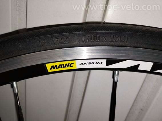 Vend paire de roues mavic aksium complètes