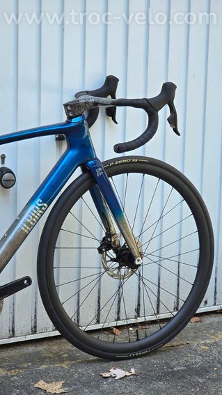 Velo route aero carbone 7,70 kilos (neuf) - SRAM AXS - Capteur puissance - Roues carbone céramique - 6