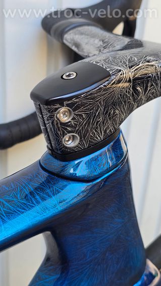 Velo route aero carbone 7,70 kilos (neuf) - SRAM AXS - Capteur puissance - Roues carbone céramique - 8