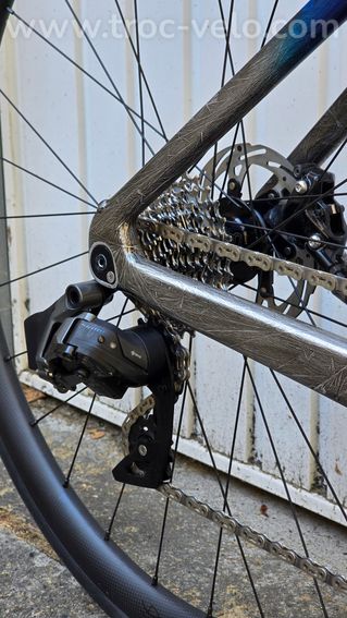 Velo route aero carbone 7,70 kilos (neuf) - SRAM AXS - Capteur puissance - Roues carbone céramique - 10