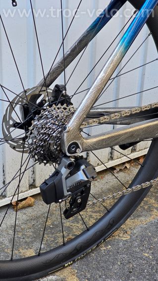 Velo route aero carbone 7,70 kilos (neuf) - SRAM AXS - Capteur puissance - Roues carbone céramique - 11