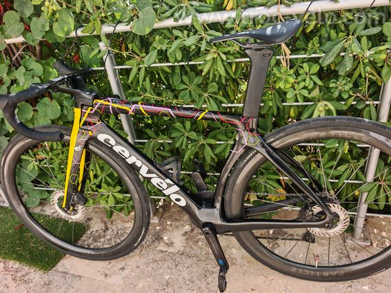 Vélo route carbone disque Shimano di2