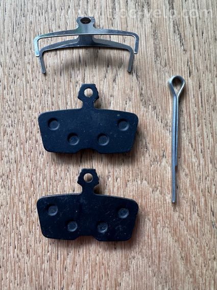 Paire de Plaquettes résine pour freins SRAM Code (2011 et +) / Code R / Code RSC / DB8 / G2 RE / Guide RE ( 4 pistons)