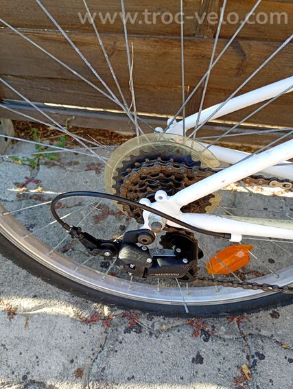 Vélo B'Twin 24 pouces 6 vitesses - Équipé garde-boue et béquille - 4