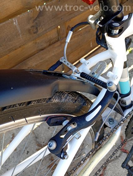 Vélo B'Twin 24 pouces 6 vitesses - Équipé garde-boue et béquille - 7