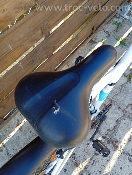 Vélo B'Twin 24 pouces 6 vitesses - Équipé garde-boue et béquille - 9