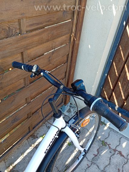 Vélo B'Twin 24 pouces 6 vitesses - Équipé garde-boue et béquille - 12