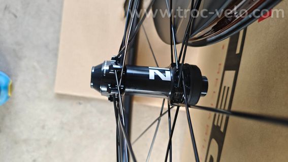 Roues carbone Novatec R6 60mm Shimano centerlock neuves  - 2
