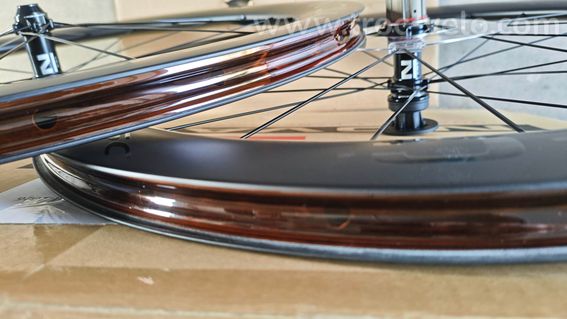 Roues carbone Novatec R6 60mm Shimano centerlock neuves  - 4