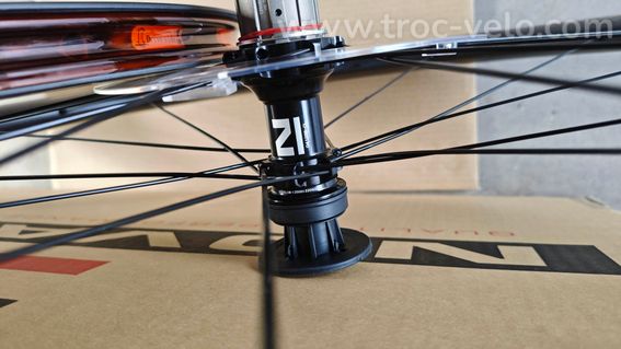 Roues carbone Novatec R6 60mm Shimano centerlock neuves  - 5