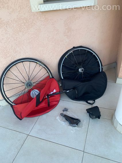 VELO DE ROUTE LOOK 795 + 2 ROUES CARBONE + SELLE CARBONE +GUIDON + SACOCHE SACOCHE  - 12