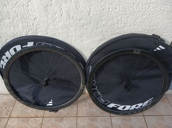 Vends paire de roues carbonne disque FORE h38 moyeuDTSWISS 250Shimano 11v roue a pneu