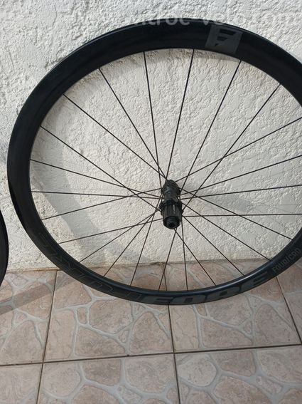 Vends paire de roues carbonne disque FORE h38 moyeuDTSWISS 250Shimano 11v roue a pneu - 2