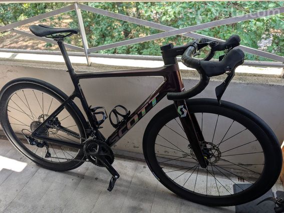 Scott Addict 30 2024 Taille S – Mavic Cosmic SL45 – Shimano 105 – Très bon état - 2