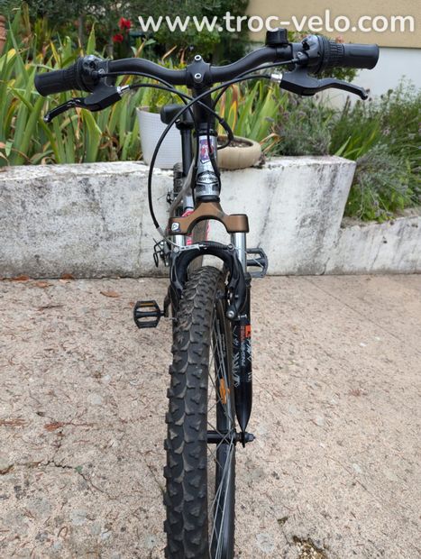 VTT Decathlon ROCKRIDER 24 pouces, 18 vitesses. - 2