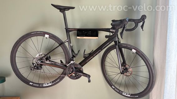 BMC Roadmachine noir full carbone roues DT Swiss Shimano 105