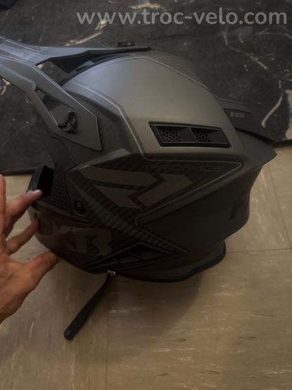 Casque FXR FULL CARBONE ! Pour bmx , moto cross ext en parfait état - 3