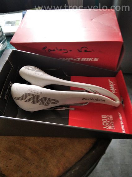 Selle SMP Evolution blanche proche du neuf + 2 autres