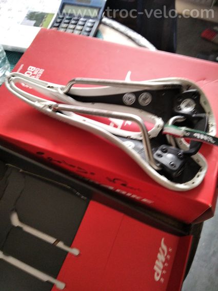 Selle SMP Evolution blanche proche du neuf + 2 autres - 3