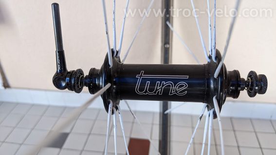 Paire de roues Carbone 50mm à boyaux – Moyeux TUNE – Patins – Rayons blancs - 4