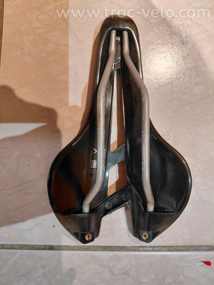 Selle de velo route neuve 143mm - 2
