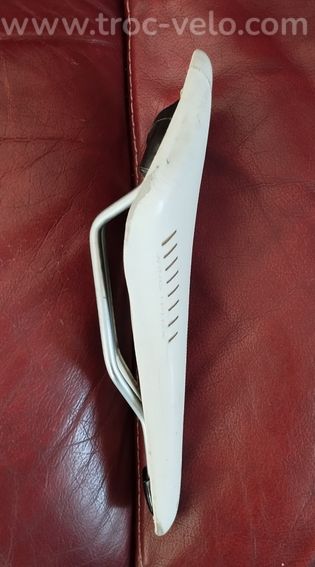 Selle Fizik carbon Wing Flex cuir blanc en Bé