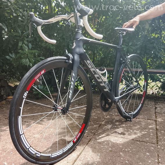 Vélo de course SCOTT premium aérodynamique Sciences