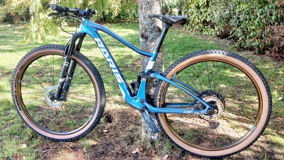 VTT carbone tout suspendu léger et performant
