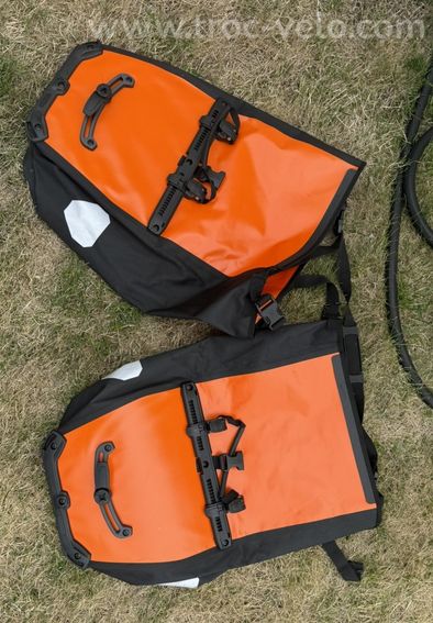 Paire de sacoches étanches orange Ortlieb Black Roller Classic pour vélo